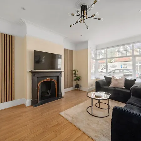 Stylish Modern 3 Bedroom Home With Garden